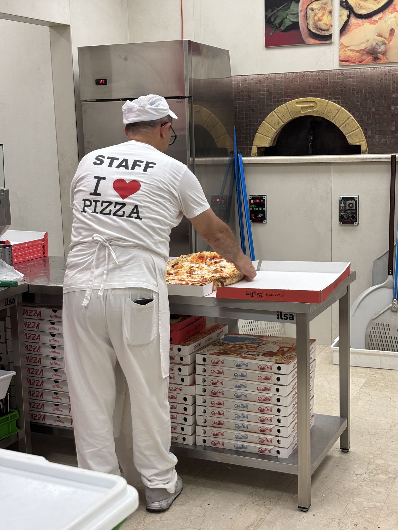 Il pizzaiolo di Big Ben con la maglia Staff, al lavoro